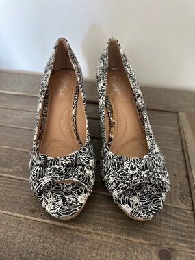 dexflex comfort Black & White Floral Peep-Toe Heels
